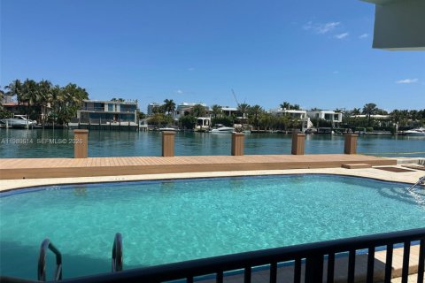 Condo in Bay Harbor Islands, Florida, 2 bedrooms  № 2057781 - photo 3