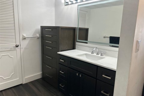 Condo in Bay Harbor Islands, Florida, 2 bedrooms  № 2057781 - photo 24