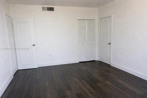 Condo in Bay Harbor Islands, Florida, 2 bedrooms  № 2057781 - photo 17