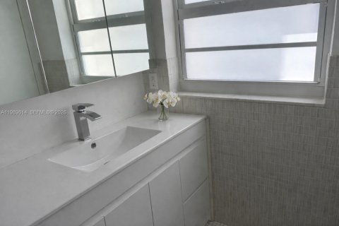 Condo in Bay Harbor Islands, Florida, 2 bedrooms  № 2057781 - photo 23