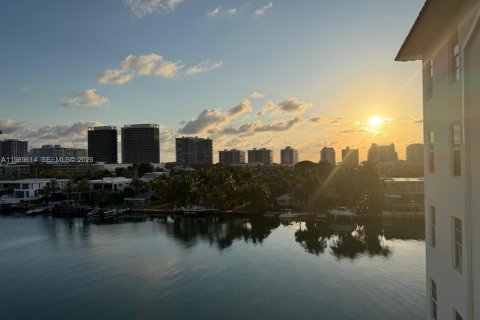 Condo in Bay Harbor Islands, Florida, 2 bedrooms  № 2057781 - photo 2
