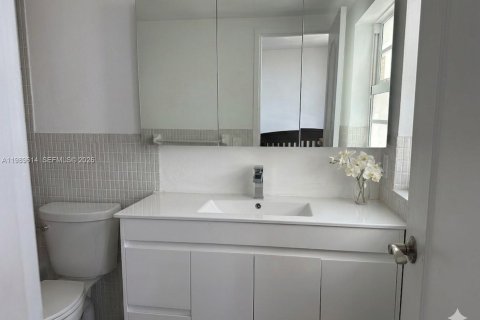 Condo in Bay Harbor Islands, Florida, 2 bedrooms  № 2057781 - photo 22