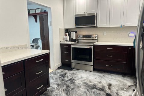 Condo in Bay Harbor Islands, Florida, 2 bedrooms  № 2057781 - photo 14