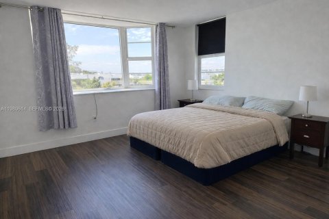 Condo in Bay Harbor Islands, Florida, 2 bedrooms  № 2057781 - photo 19