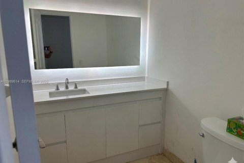 Condo in Bay Harbor Islands, Florida, 2 bedrooms  № 2057781 - photo 15