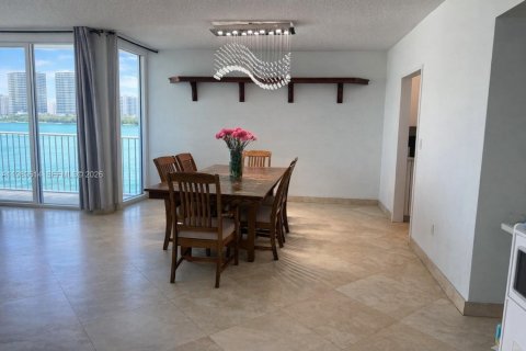 Condo in Bay Harbor Islands, Florida, 2 bedrooms  № 2057781 - photo 8