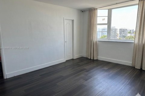 Condo in Bay Harbor Islands, Florida, 2 bedrooms  № 2057781 - photo 16