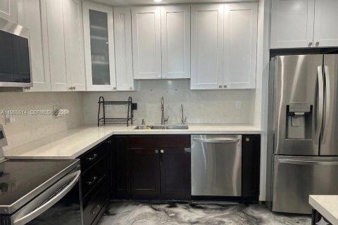 Condo in Bay Harbor Islands, Florida, 2 bedrooms  № 2057781 - photo 12