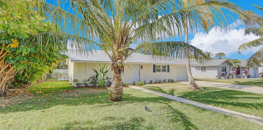 House in Stuart, Florida 3 bedrooms, 143.63 sq.m. № 1161939