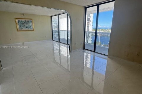 Condo in Aventura, Florida, 2 bedrooms № 1936648 - photo 11