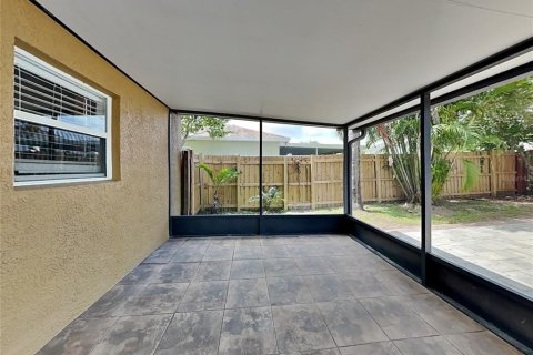 Casa en alquiler en Gibsonton, Florida, 5 dormitorios, 205.78 m2 № 1913485 - foto 19