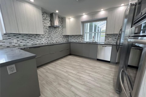 Casa en alquiler en Hollywood, Florida, 4 dormitorios, 172.98 m2 № 2014276 - foto 3