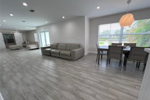 Casa en alquiler en Hollywood, Florida, 4 dormitorios, 172.98 m2 № 2014276 - foto 6