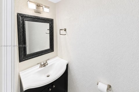 Condo in Miami, Florida, 2 bedrooms  № 2086322 - photo 12