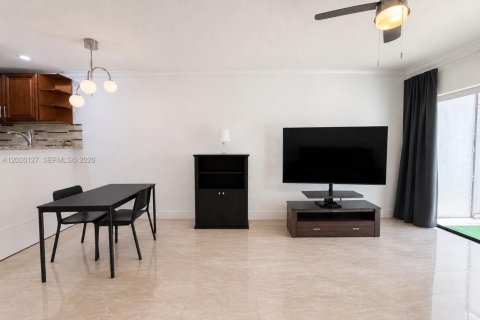 Condo in Miami, Florida, 2 bedrooms  № 2086322 - photo 9