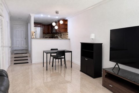 Condo in Miami, Florida, 2 bedrooms  № 2086322 - photo 7