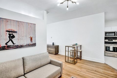 Villa ou maison à louer à Hollywood, Floride: 47.84 m2 № 1987452 - photo 17