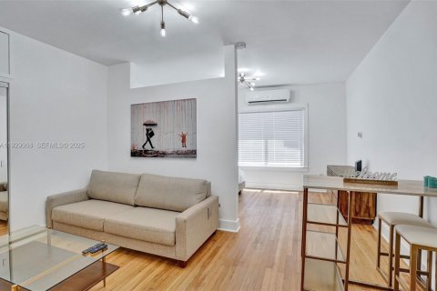 Villa ou maison à louer à Hollywood, Floride: 47.84 m2 № 1987452 - photo 13