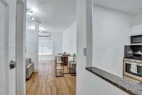 Villa ou maison à louer à Hollywood, Floride: 47.84 m2 № 1987452 - photo 12