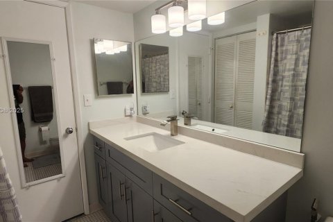 Condo in Pompano Beach, Florida, 2 bedrooms  № 1934249 - photo 19