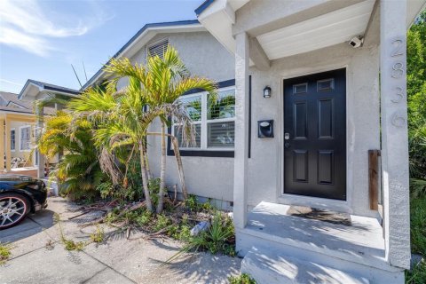 Commercial property in Saint Petersburg, Florida 4 bedrooms, 121.14 sq.m. № 2222325
