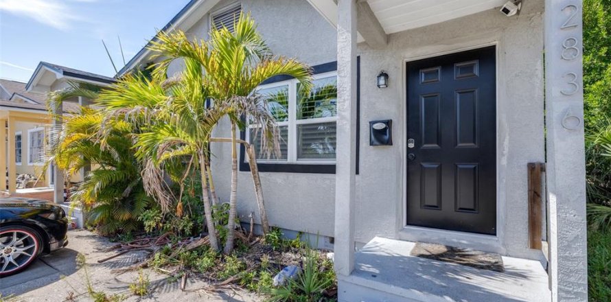 Commercial property in Saint Petersburg, Florida 4 bedrooms, 121.14 sq.m. № 2222325