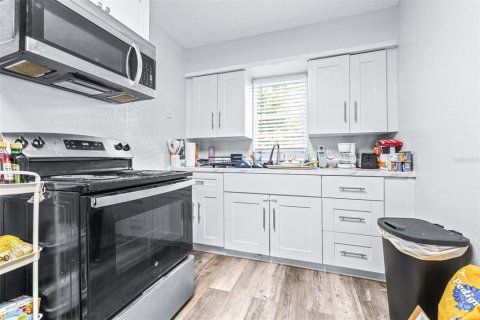 Commercial property in Saint Petersburg, Florida 4 bedrooms, 121.14 sq.m. № 2222325 - photo 10
