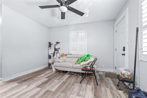 Commercial property in Saint Petersburg, Florida 4 bedrooms, 121.14 sq.m. № 2222325 - photo 8
