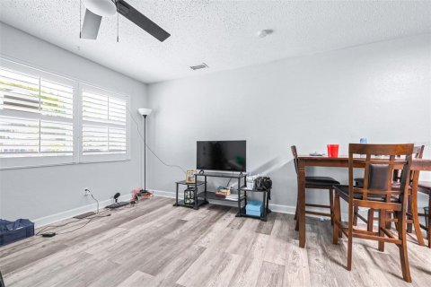Commercial property in Saint Petersburg, Florida 4 bedrooms, 121.14 sq.m. № 2222325 - photo 9