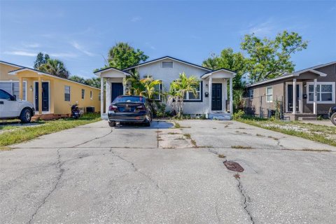 Commercial property in Saint Petersburg, Florida 4 bedrooms, 121.14 sq.m. № 2222325 - photo 2
