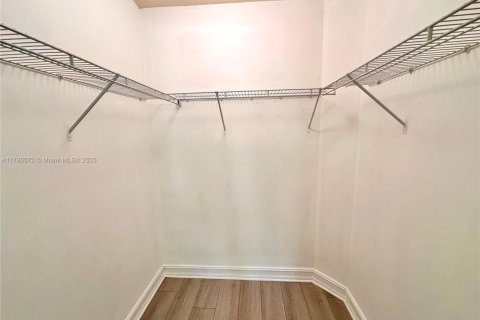 Condo in Aventura, Florida, 1 bedroom  № 1633811 - photo 15