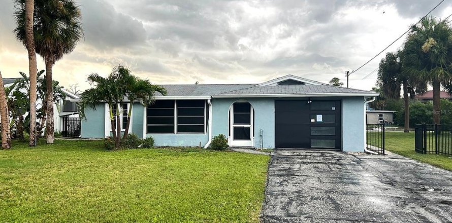 House in Port Richey, Florida 3 bedrooms, 156.54 sq.m. № 1832569