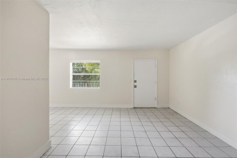 Apartamento en alquiler en Opa-locka, Florida, 1 dormitorio № 1970494 - foto 23