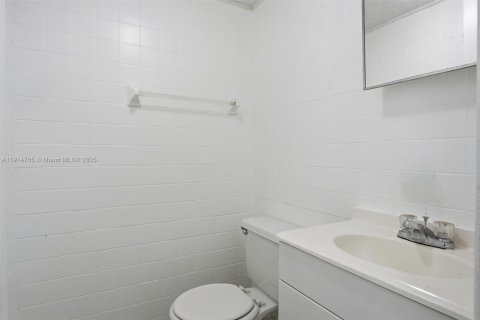 Apartamento en alquiler en Opa-locka, Florida, 1 dormitorio № 1970494 - foto 11