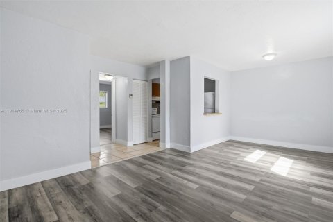 Apartamento en alquiler en Opa-locka, Florida, 1 dormitorio № 1970494 - foto 15