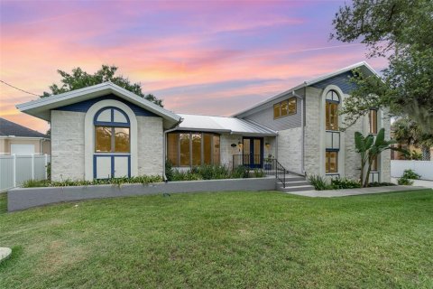 Casa en venta en Punta Gorda, Florida, 3 dormitorios, 291.06 m2 № 1808065 - foto 1