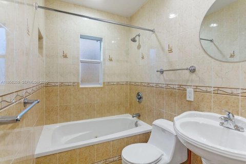 Villa ou maison à vendre à Miami, Floride: 3 chambres, 92.44 m2 № 2011918 - photo 12