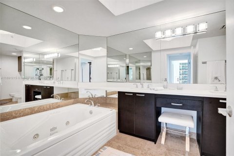 Condo in Miami Beach, Florida, 2 bedrooms  № 1943588 - photo 20