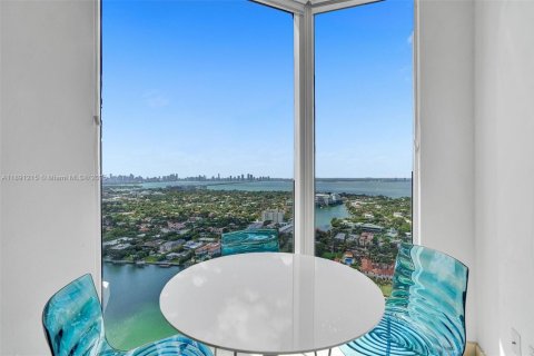Condo in Miami Beach, Florida, 2 bedrooms  № 1943588 - photo 11