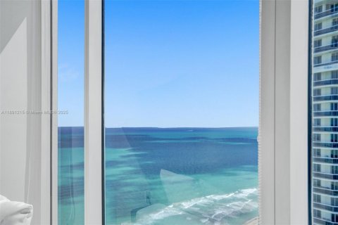 Condo in Miami Beach, Florida, 2 bedrooms  № 1943588 - photo 29