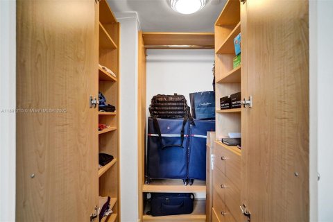 Condo in Miami Beach, Florida, 2 bedrooms  № 1943588 - photo 27