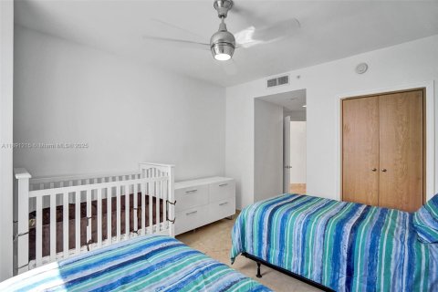 Condo in Miami Beach, Florida, 2 bedrooms  № 1943588 - photo 25