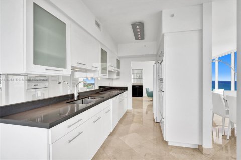 Condo in Miami Beach, Florida, 2 bedrooms  № 1943588 - photo 9