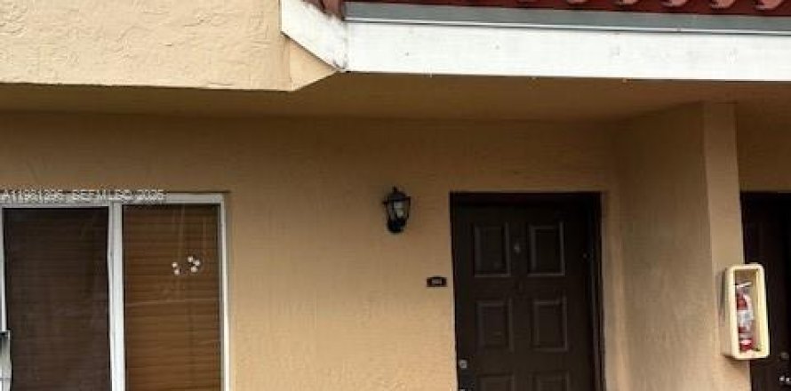 Кондоминиум с 2 спальнями в Майами, Флорида № 2048589