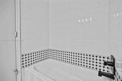 Townhouse in Weston, Florida 4 bedrooms, 171.96 sq.m. № 2032749 - photo 16