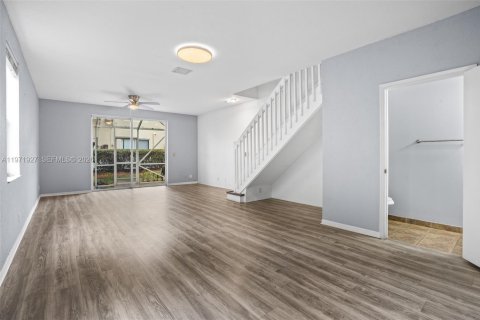 Townhouse in Weston, Florida 4 bedrooms, 171.96 sq.m. № 2032749 - photo 4