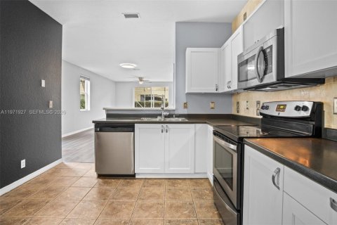 Townhouse in Weston, Florida 4 bedrooms, 171.96 sq.m. № 2032749 - photo 10