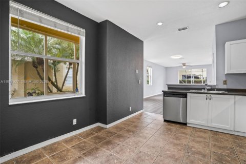 Townhouse in Weston, Florida 4 bedrooms, 171.96 sq.m. № 2032749 - photo 7