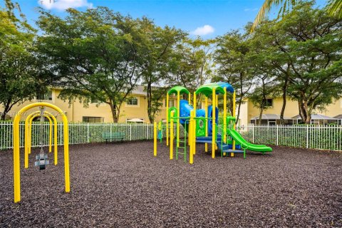 Townhouse in Weston, Florida 4 bedrooms, 171.96 sq.m. № 2032749 - photo 30