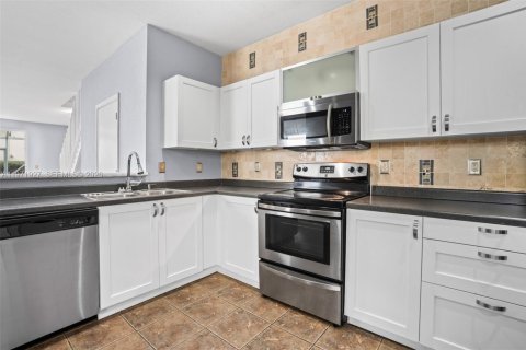 Townhouse in Weston, Florida 4 bedrooms, 171.96 sq.m. № 2032749 - photo 8